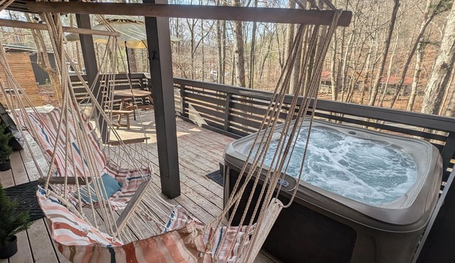 *Pet Friendly* Peaceful 3 bd w hot tub, fire pit, games