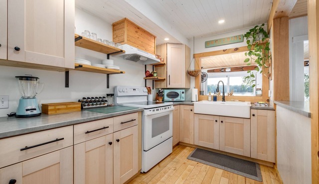 Pineview Cottage Escape - Year Round w/Hot Tub & Pet Friendly!