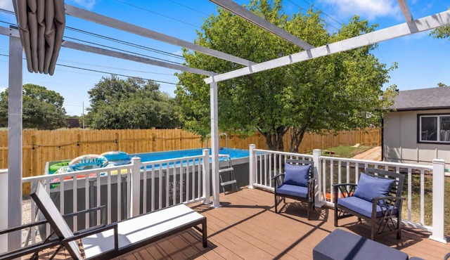 POOL + DECK 4BDRM - 8 Minutes from Zilker