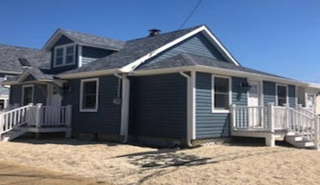 PREMIER HOST - 3 BR Candy Apple Cottage, Pool Access, Walk to Beach