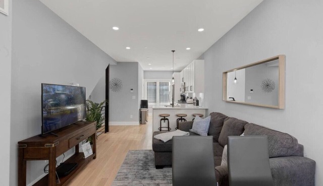 Prime Location+Steps from HStreet Corridor+Laundry