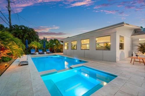 Private Heated Pool & Spa Designer By the Beach