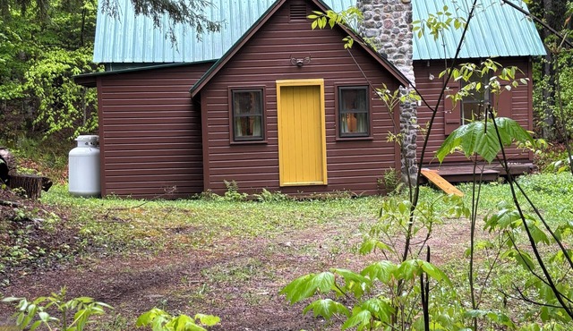 Quaint 2-bedroom cabin on Oxbow Lake perfect for relaxing lakefront getaways