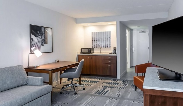 Relaxing Arlington Stay Near DC Monuments & Roosevelt Island Walks