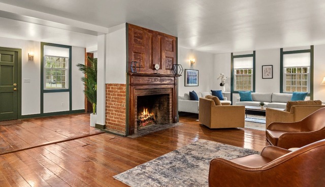 Renovated 9-BR 1800s Inn 8-Min to Catamount