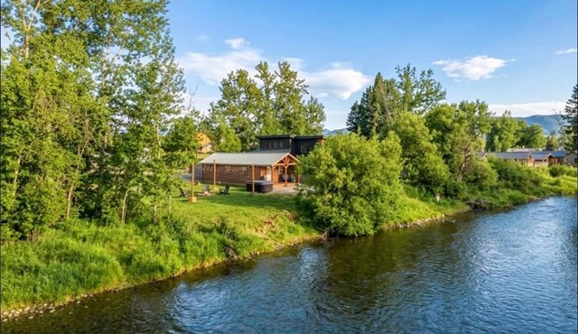 Riverfront Cabin right Outside of Bozeman