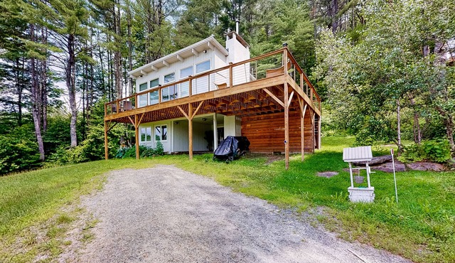 Robin's Perch | House in Townshend with mountain view & hot tub