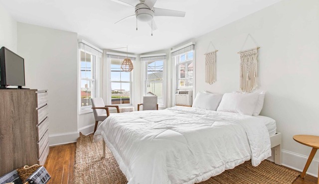 Romantic Queen Suite 1 Block to Beach & Asbury | Victorian Charm | 1000 Mbps .