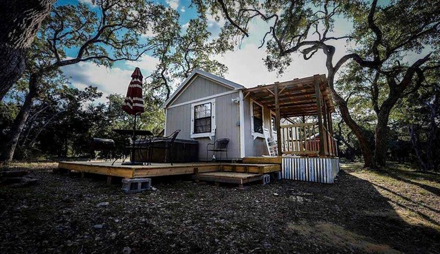 Rustic Dog-Friendly Cabin with Private Deck and Hot-Tub in Texas