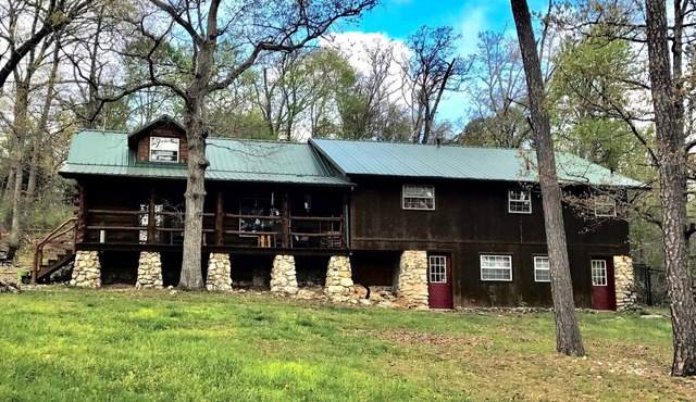 Secluded authentic log cabin with firepit, pizza oven & private patio