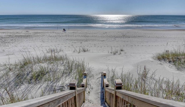 Serene, Oceanfront Luxury. Elevator, spacious rooms, hot tub, Linens included!