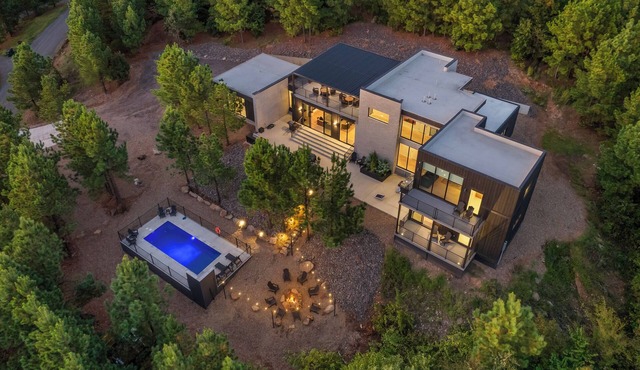 Spacious 5BR Modern Retreat w/Heated Pool & Rooftop Bar| Near Hochatown