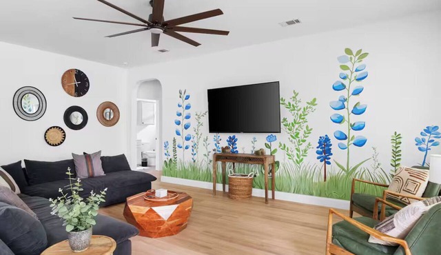 Spacious 6-BR Austin Oasis near River & Downtown