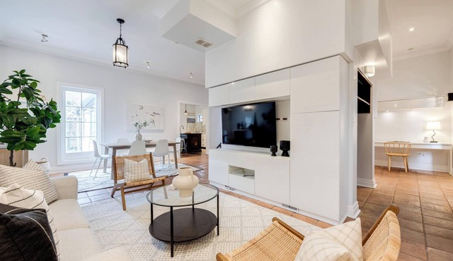 Spacious and Charming Modern 3-bedroom house in Leslieville w/Hot Tub