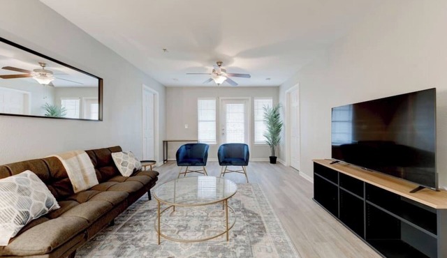 Spacious apt w/pool, patio & BBQ