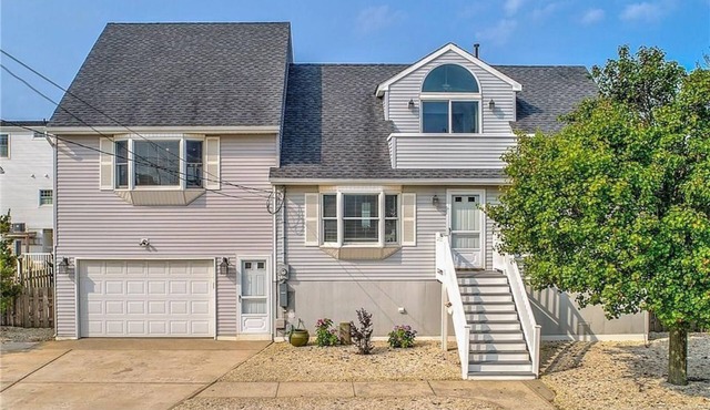 Spacious Beach House for Family Memories Only 3 min walk to beach!