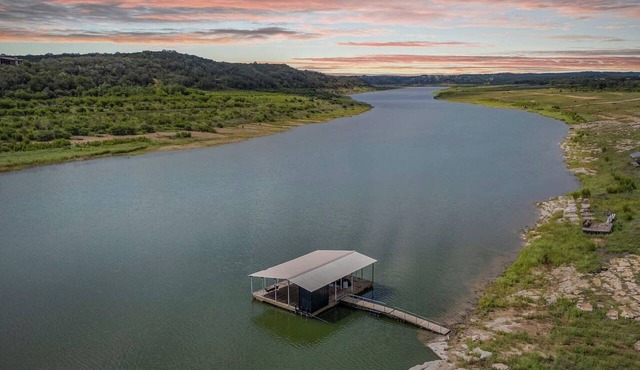 Spacious Lakehouse-Dock-King bds
