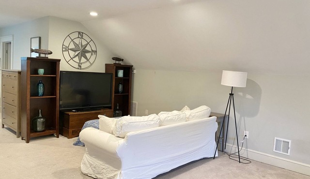 Spacious private 3rd floor studio suite with private ensuite bathroom in Marblehead