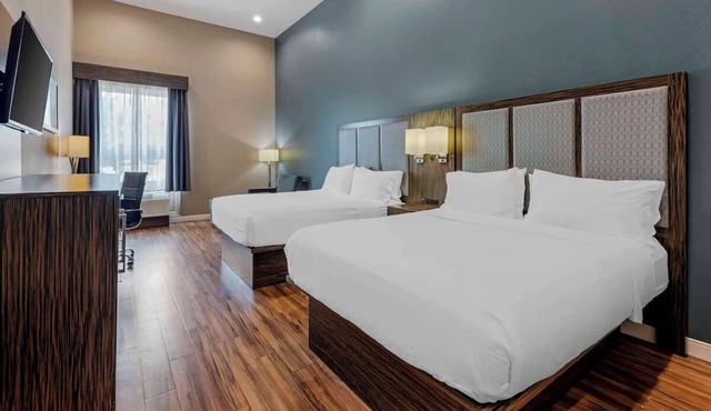 Spacious Room for Families Near Typhoon Texas Water Park - 2.8 miles