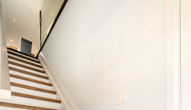 Steps from Beach. GorgeousModern 2bdr loft & patio