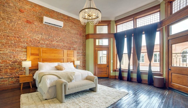 Studio w/Private Balcony in Downtown Marshall!