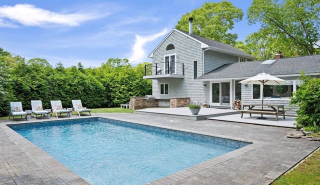 Summer Getaway- Bright, Contemporary Residence, Spacious Indoor and Outdoor.