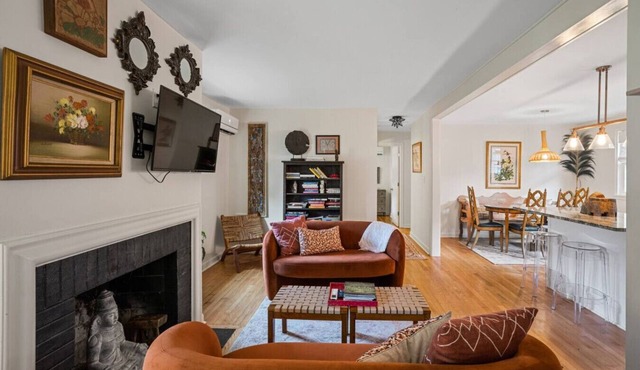 Sunny & Cozy Walkable Downtown Cottage