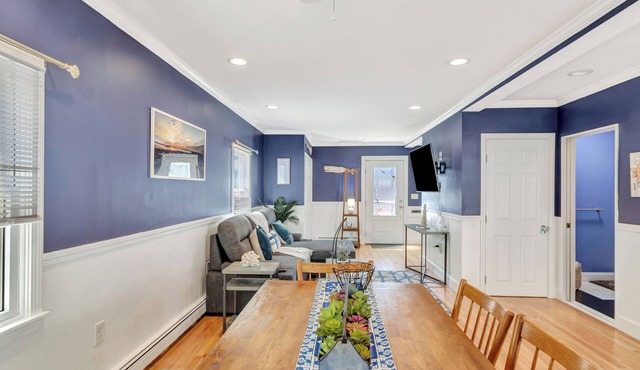 Sur la Sand is STEPS from the ocean! renovated, clean, Wifi, and pet friendly!