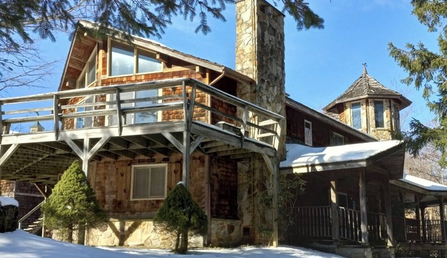The Golden Eagle Vacation Rental, a 3 minute walk to Timberline Ski Slopes