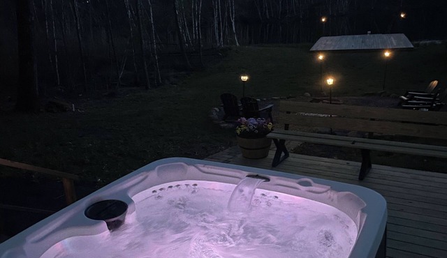 The Moon House Dome: 10 min away from skiing and golfing. Waterfront. Fishing.