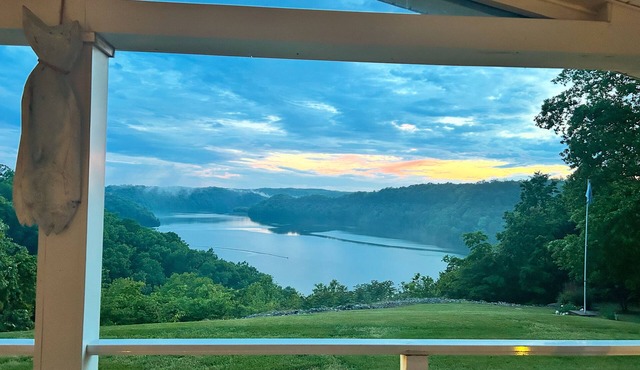tHidden Gem on Dale Hollow Lake– Breathtaking Views & Spacious, Secluded Comfort