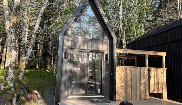 “Tiny Four” (Private Hot Tub)