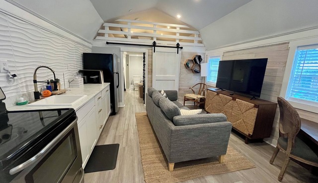 Tiny house monthly rental with small office in central North Charleston with AC