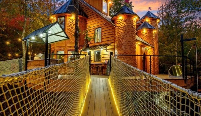 Treetopia Treehouse/waterfall/sauna/hottub/bridges