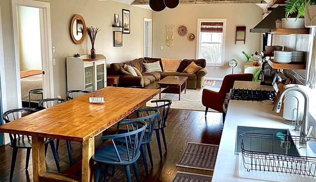 Trendy restaurant apartment, near wineries, beaches, farms