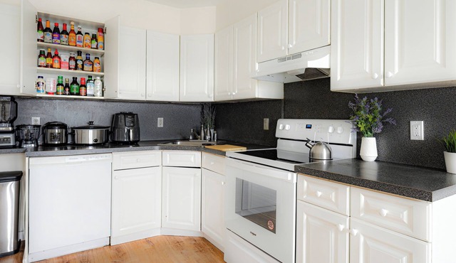 Ultimate 3BR Getaway 4 Queen Beds Sleeps 16 Parking