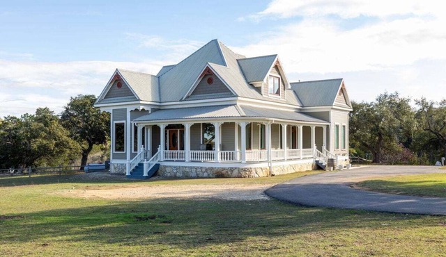 Unique Victorian Home*Pool*Pets*Firepit