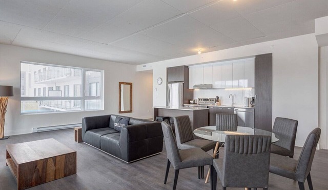 Upscale 3BR Apt: BBQ Area & Lovely Skyline Views
