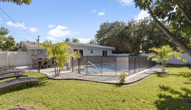 Villa Luxe: Spacious 4 BD/3BA Heated Pool BBQ Large Fenced-In Yard