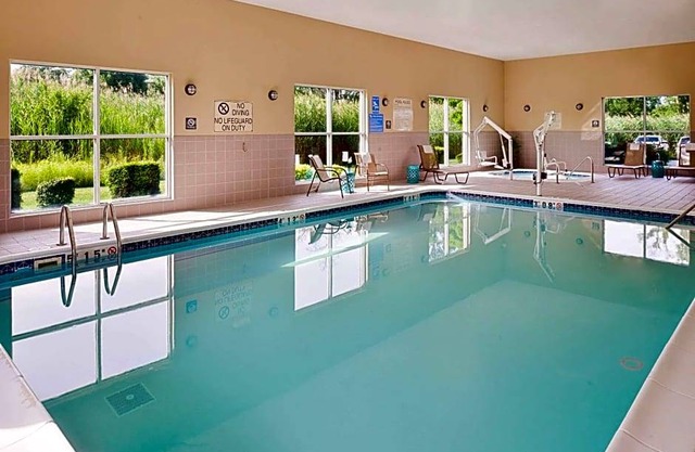 2-Star Hotel ∙ Comfort Suites Mount Vernon