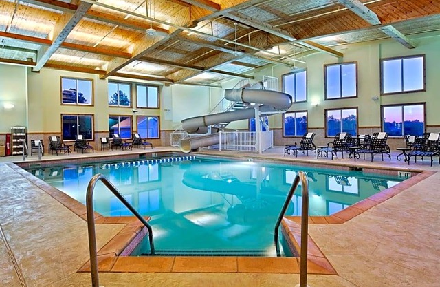 2-Star Hotel ∙ Country Inn & Suites by Radisson, Galena, IL
