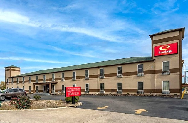 2-Star Hotel ∙ Econo Lodge Inn & Suites Granite City