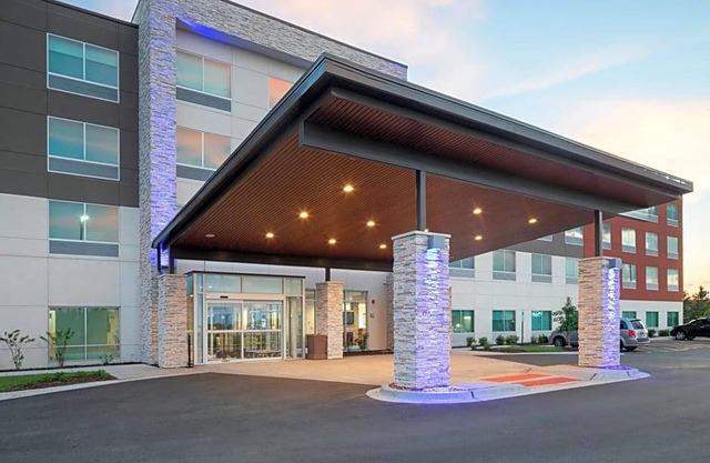 2-Star Hotel ∙ Holiday Inn Express & Suites - Bourbonnais East - Bradley, an IHG Hotel