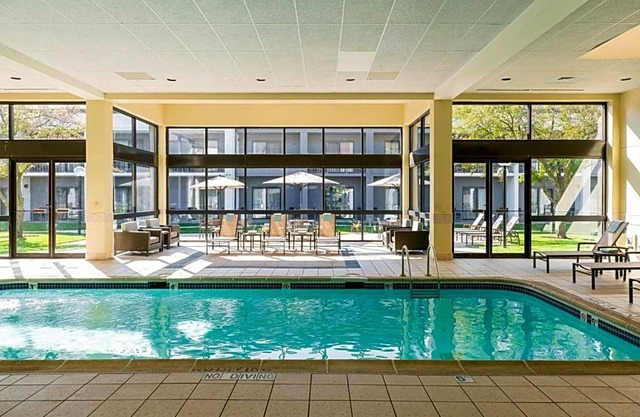 3-Star Hotel ∙ Courtyard by Marriott Chicago Naperville