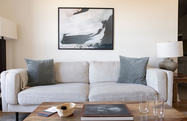5min to Wrigley, Aragon | Quiet w/ View | Zencity