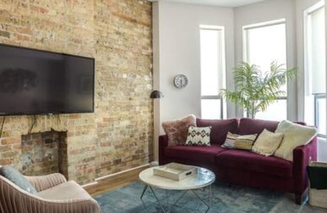 858 - 2N BEAUTIFULLY remodeled flat downtown - New Furniture!