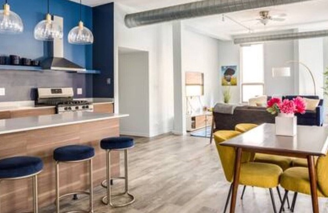 858 2S - Downtown Penthouse with Private Rooftop!
