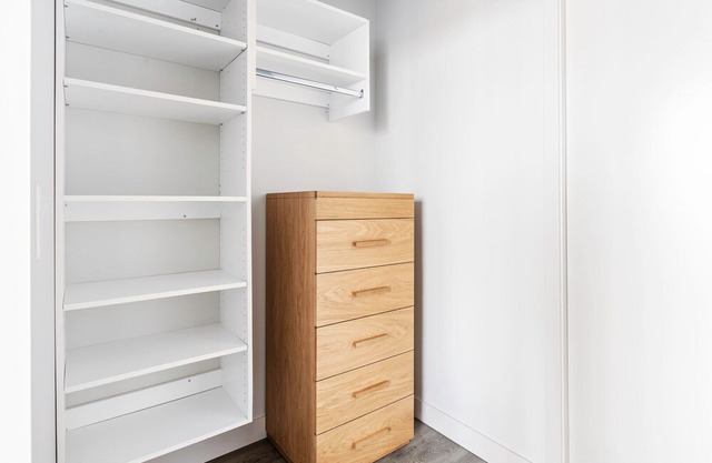 Airy Lakeview 2BR w/ Gym, Grills, walk to Lakefront Trail, by Blueground