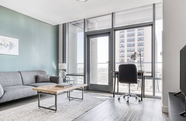 Airy Lakeview Studio, walk to Lakefront & Lincoln Park, by Blueground