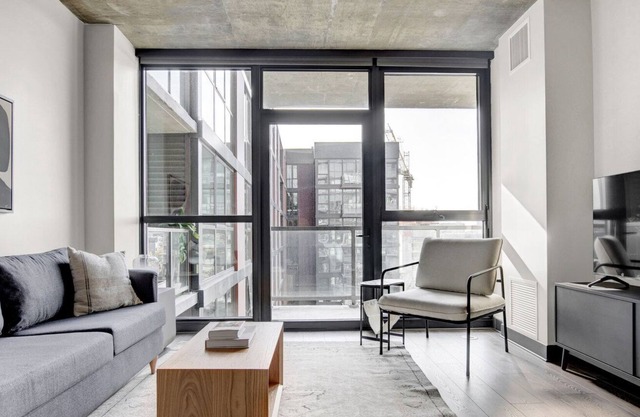 Airy West Loop 1BR w/ Gym, Pool & Lounge, 2 blocks from L, by Blueground